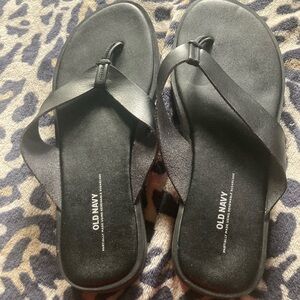 Women sized 8 used Old Navy Flip Flops